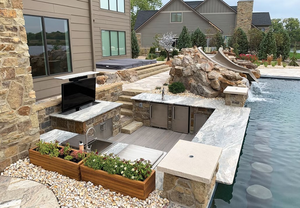 aquamagazine's tweet image. The #PoolOfTheWeek showcases the 2022 #AwardsOfExcellence winners from the @ThePHTA.

This week won 🏆BRONZE🏆 in the "Pools With Automatic Covers" category. Pool by Elite Luxury Pool &amp;amp; Landscaping in Omaha, Neb.

Decking Material: Antico Travertine
Pool Interior Finish: Plaster