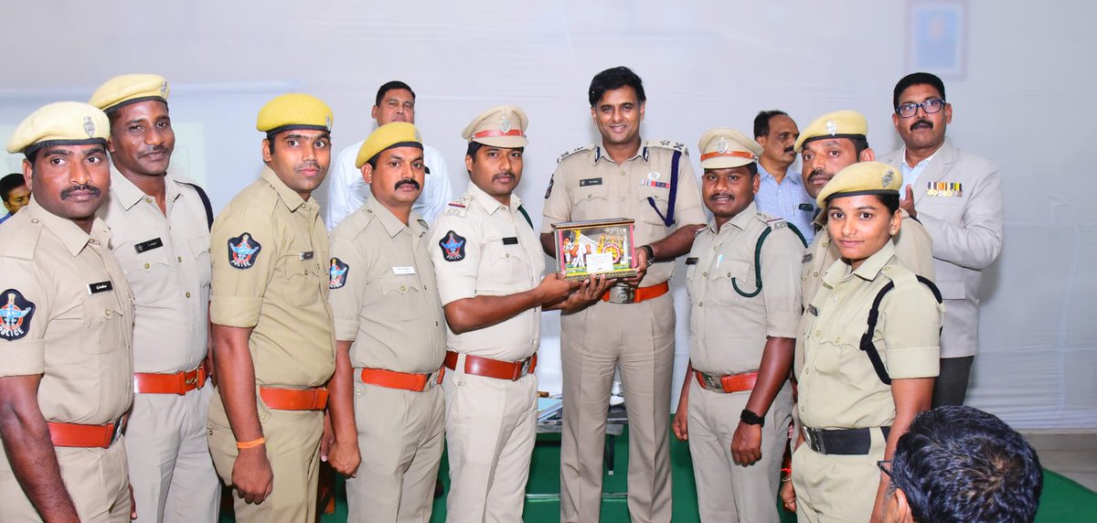 VjaCityPolice's tweet photo. ఇంటిలిజెన్స్ సిబ్బందికి ఆరు వారాల శిక్షణా తరగతుల ముగింపు కార్యక్రమంలో ముఖ్య అతిధిగా పాల్గొన్న నగర పోలీస్ కమీషనర్ శ్రీ కాంతి రాణా టాటా ఐ.పి.ఎస్.గారు.
#IntelligenceWing #training #ClosingCeremony #ChiefGuest #CommissionerofPolice #NTRDistrict #vijayawadacity #AndhraPradeshPolice https://t.co/2QYjYdoNOF