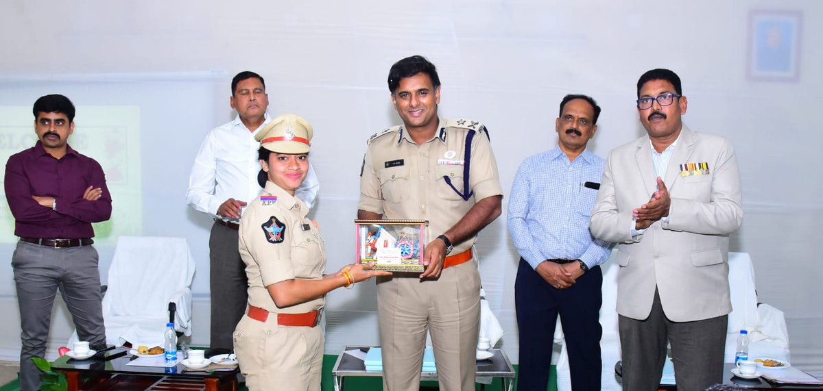 VjaCityPolice's tweet photo. ఇంటిలిజెన్స్ సిబ్బందికి ఆరు వారాల శిక్షణా తరగతుల ముగింపు కార్యక్రమంలో ముఖ్య అతిధిగా పాల్గొన్న నగర పోలీస్ కమీషనర్ శ్రీ కాంతి రాణా టాటా ఐ.పి.ఎస్.గారు.
#IntelligenceWing #training #ClosingCeremony #ChiefGuest #CommissionerofPolice #NTRDistrict #vijayawadacity #AndhraPradeshPolice https://t.co/2QYjYdoNOF
