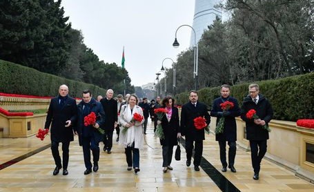 Aujourd'hui avec mes collègues 🇪🇺 nous avons rendu hommage aux victimes du 20 janvier 1990 , aux côtés de nombreux Azerbaïdjanais réunis sur l'Allée des Martyrs.