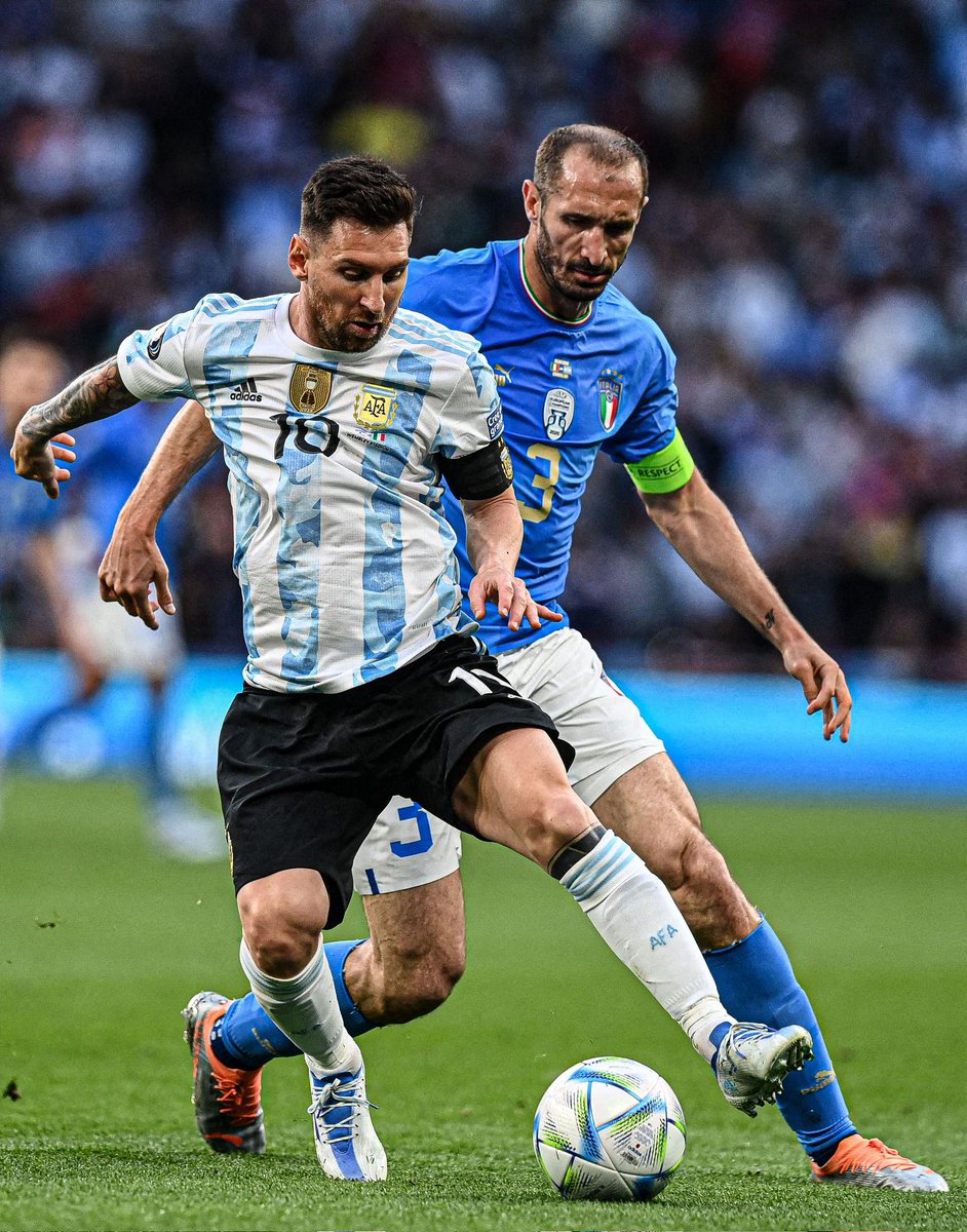 “He sido de estudiar mucho a mis rivales. De Cristiano diría que la mejor manera de marcarlo es evitar que avance hacia el centro favoreciendo a su pie derecho. De Messi diría que la mejor manera de marcarlo es hacerse la señal de la cruz y rezar”.

🗣️ Giorgio Chiellini.