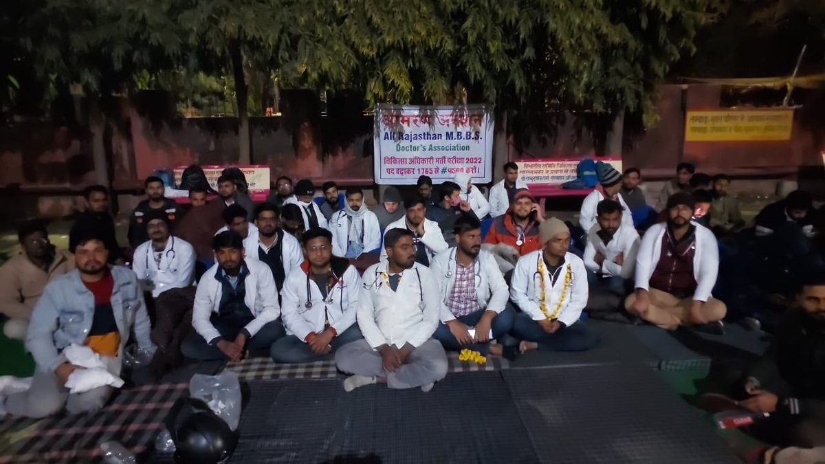 kamesh__ks's tweet photo. ठंड में खुले आसमान के नीचे अनशन , असवेंदनशील पुलिस ने टेंट हटवाया लेकिन हमारे हौसलों को नहीं तोड़ सकते ।
डॉक्टर्स की ये हालत ?
@ashokgehlot51 @zeerajasthan_ @PoliceRajasthan @RajGovOfficial @ANI @News18Rajasthan @1stIndiaNews @newstakofficial @rpbreakingnews @DainikBhaskar https://t.co/6DM58FXj12