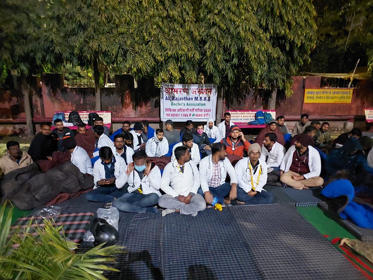 kamesh__ks's tweet photo. ठंड में खुले आसमान के नीचे अनशन , असवेंदनशील पुलिस ने टेंट हटवाया लेकिन हमारे हौसलों को नहीं तोड़ सकते ।
डॉक्टर्स की ये हालत ?
@ashokgehlot51 @zeerajasthan_ @PoliceRajasthan @RajGovOfficial @ANI @News18Rajasthan @1stIndiaNews @newstakofficial @rpbreakingnews @DainikBhaskar https://t.co/6DM58FXj12