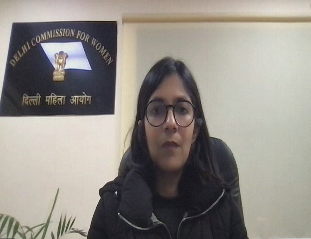 s_afreen7's tweet photo. दिल्ली में महिला आयोग की अध्यक्ष भी सुरक्षित नहीं है!

बीती रात दिल्ली महिला आयोग की अध्यक्ष स्वाति मालीवाल के साथ बदसलूकी की गई!

उन्हें एक कार चालक ने 10 से 15 मीटर तक घसीटा!

पुलिस ने शिकायत मिलने के बाद आरोपी को गिरफ्तार कर लिया है!
#Delhi

https://t.co/CBo4VEpNEx https://t.co/5Ke0RqP5fI