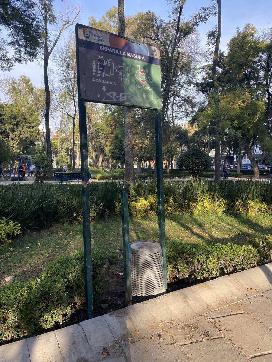 Perdomosan79's tweet photo. @BJAlcaldia @STaboadaMx @betotok ¿esta es su reinstalación de botes de basura? Los botes no estaban en perfectas condiciones, pero esto, ¡es de no creerse! #parquearboledas #parquepilares https://t.co/FZhgI91DWb