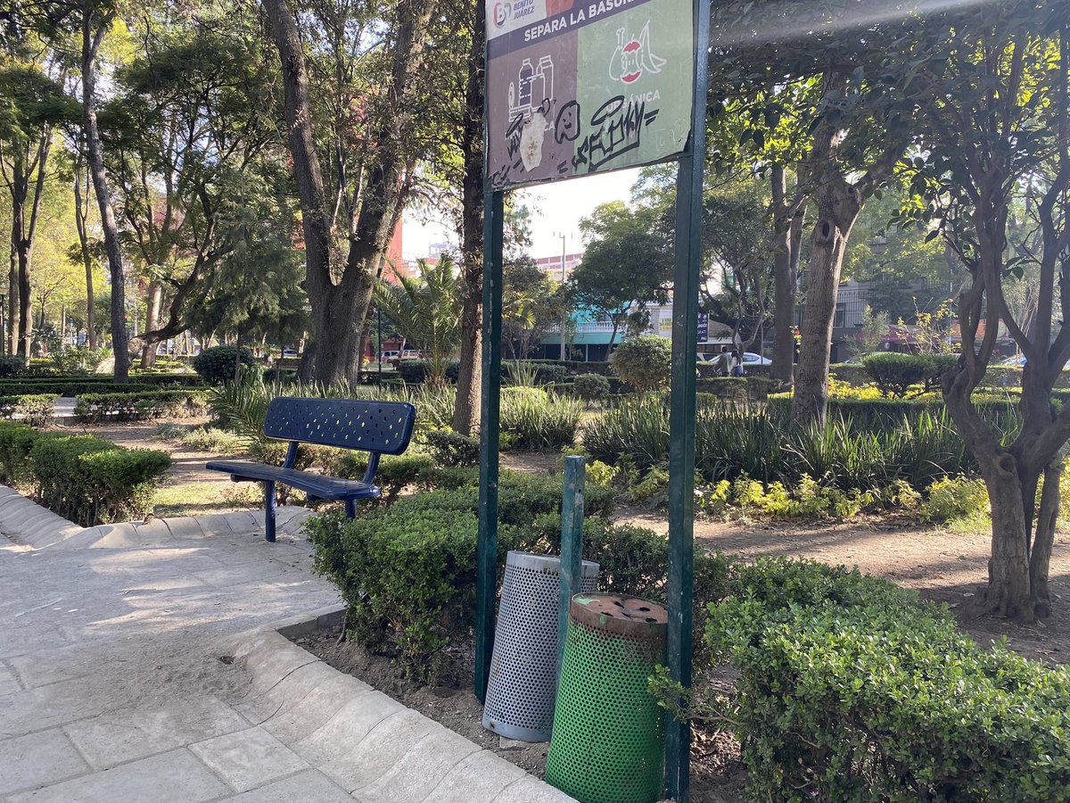 Perdomosan79's tweet photo. @BJAlcaldia @STaboadaMx @betotok ¿esta es su reinstalación de botes de basura? Los botes no estaban en perfectas condiciones, pero esto, ¡es de no creerse! #parquearboledas #parquepilares https://t.co/FZhgI91DWb