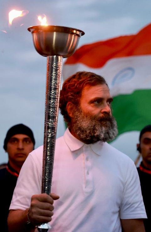bharatjodo's tweet photo. गांधी = प्रेम, त्याग और तपस्या!

#BharatJodoYatraInJK
#BharatJodoYatra https://t.co/yHaavn9QLF