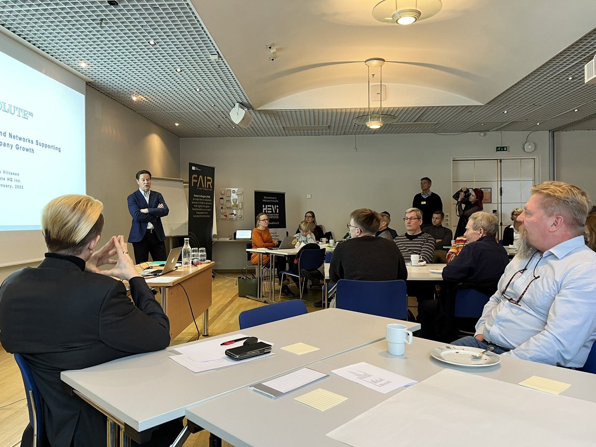 Juniikki's tweet photo. Innostava iltapäivä #KorkeaOsaaminen #KickOff-tilaisuudessa klusterisopan äärellä👍 Hyvää ajatusten vaihtoa ja kehittämisideointia julkisen ja yksityisen sektorin välillä💡
Keskusteluissa mm. osaajapulan ratkominen, rekrytointi, koulutus.
#klusteri @VantaanKaupunki @foibekartano https://t.co/fDaNEASnFh