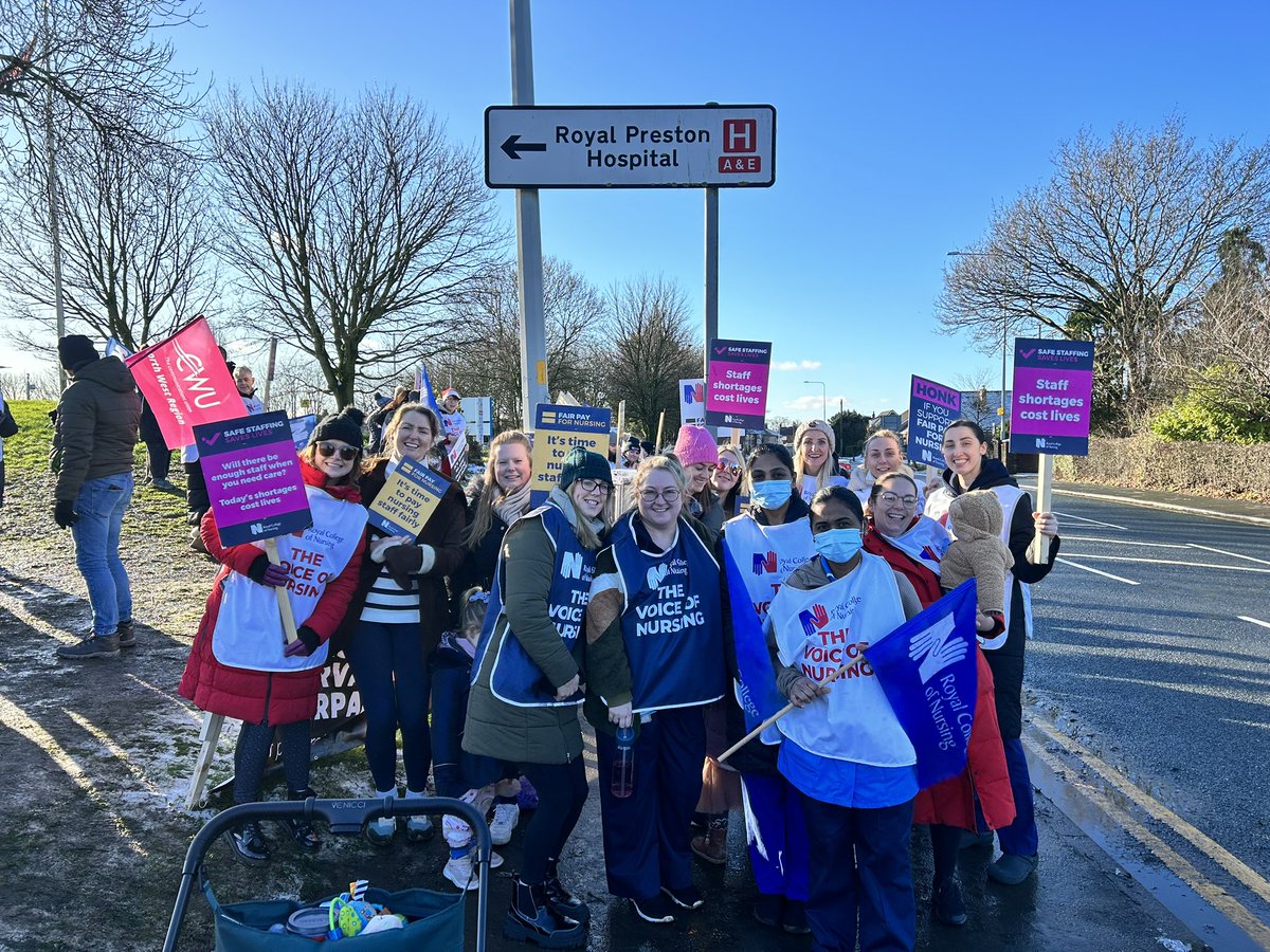 Izzy13Irwin's tweet photo. Supporting the strikers today 👏🏻 #SafeStaffingSavesLives #FairPayforNursing @CritcareLTHTR https://t.co/nDvSimkqAo