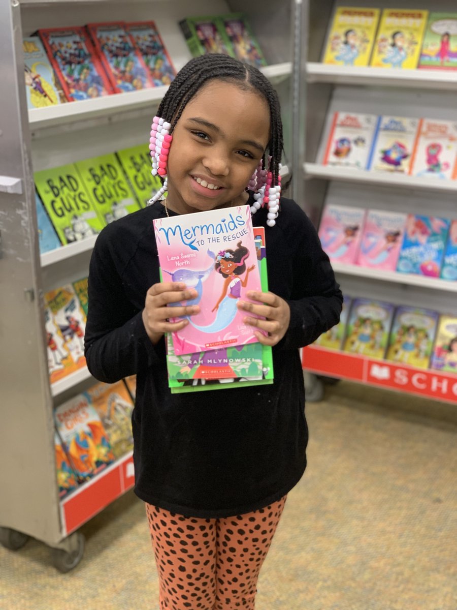 ScrippsHowardFd's tweet photo. Book fair season is in full swing! This week, students at Lincoln Heights Elementary will get to pick out and take home 5 books to call their own. Yesterday was made even more special with a visit from @mhughesshawtv from @cincy_lifestyle who read #MoreThanPeach by @BellenTheBee. https://t.co/WX8Oel2DLm