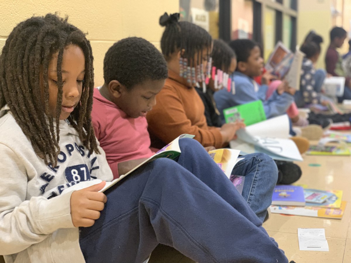 ScrippsHowardFd's tweet photo. Book fair season is in full swing! This week, students at Lincoln Heights Elementary will get to pick out and take home 5 books to call their own. Yesterday was made even more special with a visit from @mhughesshawtv from @cincy_lifestyle who read #MoreThanPeach by @BellenTheBee. https://t.co/WX8Oel2DLm