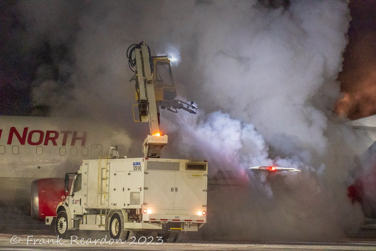 FrankReardon1's tweet photo. Deicing @CanadianNorth #CFFNF #B734 on JAN.18.2023 in #Iqaluit #Nunavut #YFBSpotters #Arctic https://t.co/mPj52YVqy8