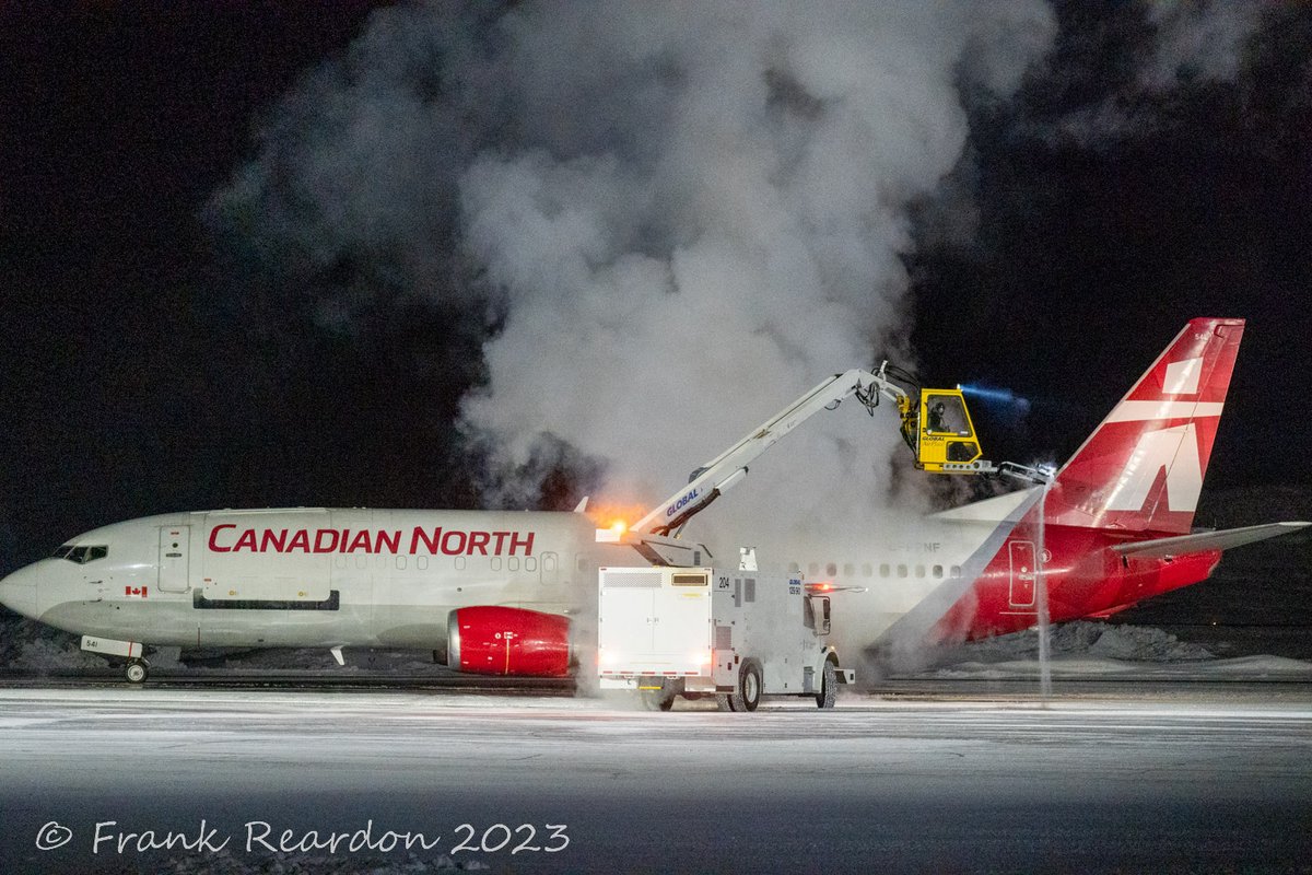 FrankReardon1's tweet photo. Deicing @CanadianNorth #CFFNF #B734 on JAN.18.2023 in #Iqaluit #Nunavut #YFBSpotters #Arctic https://t.co/mPj52YVqy8
