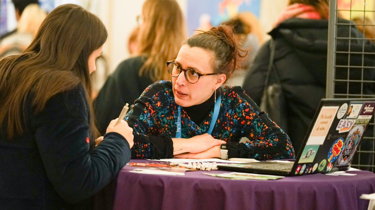 VilledeReims's tweet image. Vous avez entre 18 et 25 ans ? Engagez-vous en #mission de #ServiceCivique ! Jusqu'à 18h à l'hôtel de ville, venez-vous informer, nous #rencontrer et trouver la mission qui vous correspond à l’occasion du Forum du @ServiceCivique de Reims !