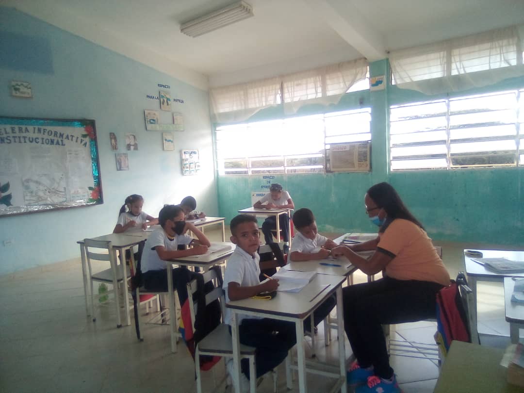 Falcon_Educa's tweet photo. ↪️#FalcónEsEducación 

Docente del NER 266 Municipio Sucre estado Falcón continúan garantizando la atención pedagogica a nuestros niños y niñas en su II Momento Pedagógico 2023. 

#RegresamosAClases2023
#LasSancionesDestruyenElSalario

@NicolasMaduro 
@_LaAvanzadora https://t.co/JLKovH7fkZ