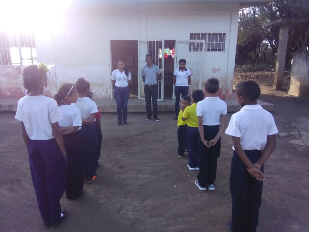 Falcon_Educa's tweet photo. ↪️#FalcónEsEducación 

Docente del NER 266 Municipio Sucre estado Falcón continúan garantizando la atención pedagogica a nuestros niños y niñas en su II Momento Pedagógico 2023. 

#RegresamosAClases2023
#LasSancionesDestruyenElSalario

@NicolasMaduro 
@_LaAvanzadora https://t.co/JLKovH7fkZ