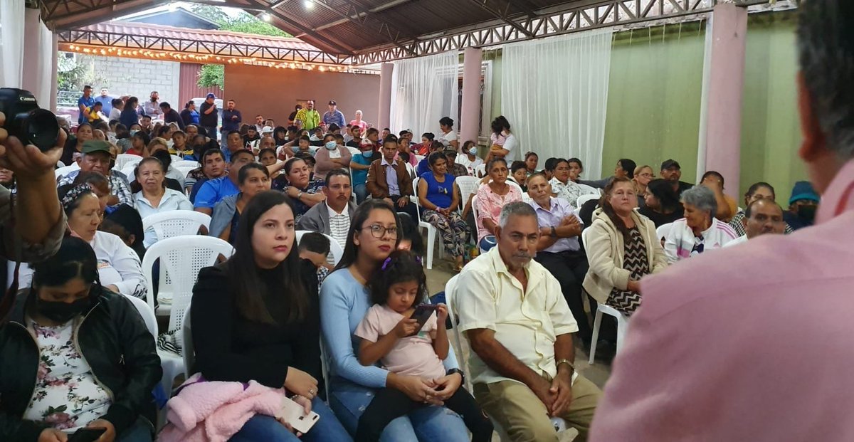 REkonomo's tweet photo. Gracias muchas gracias amigos líderes y pueblo de Cofradía
Gracias Emerson Cárcamo, 
Antonio Márquez, 
Dennis Paz,
Sus muestras de cariño son un compromiso para seguir trabajando. 
Lucharemos por qué tengan la carretera que tanto necesitan y mayor seguridad ciudadana en la zona https://t.co/tzKxe50Qqz