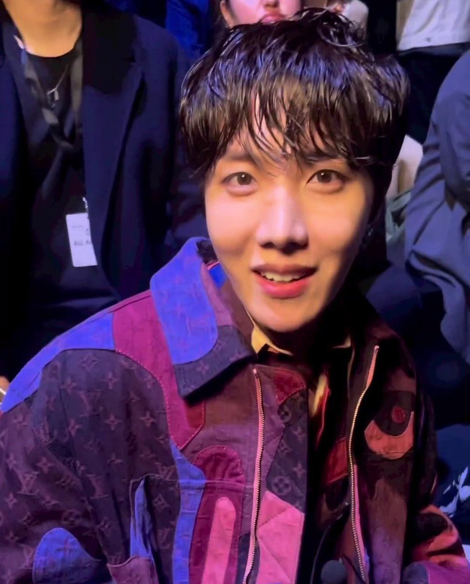 vminiecats's tweet photo. — Hilo con fotos y videos de #JHOPE en el fashion show de Louis Vuitton en el París fashion week. 

FASHION ICON J-HOPE
FASHION KING J-HOPE
#jhopeAtLVFashionShow ↓ https://t.co/XHy6y5n0F4
