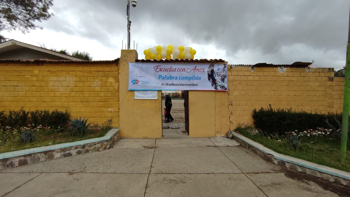 GAMLP_SMEDS's tweet photo. #SMEDS | En minutos más se realizará la entrega de las obras de mejoramiento integral en la Unidad Educativa Juan Pablo II de la zona de Alto Següencoma del macrodistrito Sur.

#EscuelasConAmor, ¡palabra cumplida! https://t.co/irIQZeyonr