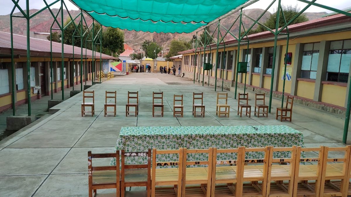 GAMLP_SMEDS's tweet photo. #SMEDS | En minutos más se realizará la entrega de las obras de mejoramiento integral en la Unidad Educativa Juan Pablo II de la zona de Alto Següencoma del macrodistrito Sur.

#EscuelasConAmor, ¡palabra cumplida! https://t.co/irIQZeyonr