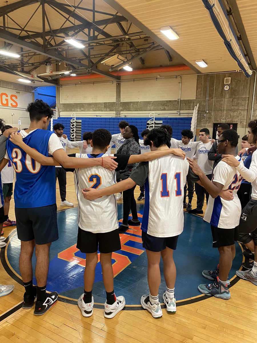 CoachMWright_'s tweet photo. Big Thank You Kiesha Petway (Keshon’s Big Sister) For Stopping By Practice To Speak To My Guys About The Life And Legacy Of Keshon Bediako! 

Tomorrow Will Be A Day Were We Will Honor Him! #BeGreat #BigBear #BediakoBasketballClassic https://t.co/NSCj7Yw4QM