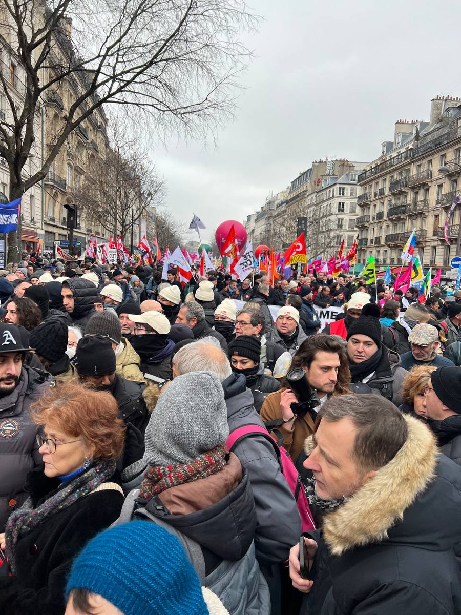 alexiscorbiere's tweet photo. Enorme succès populaire dans toute la France et en particulier à Paris ce 19 janvier...  Unis nous sommes invincibles ! 
Non à la retraite à 64 ans ! https://t.co/RmAdl2QB88