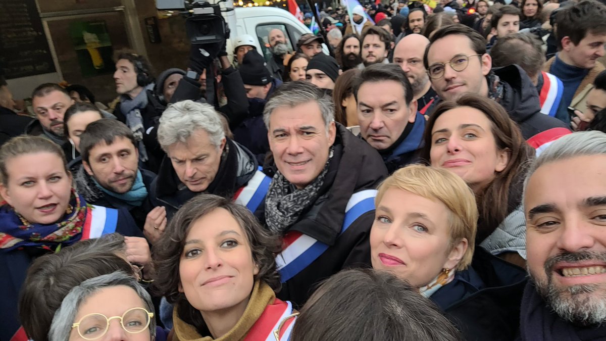 alexiscorbiere's tweet photo. Enorme succès populaire dans toute la France et en particulier à Paris ce 19 janvier...  Unis nous sommes invincibles ! 
Non à la retraite à 64 ans ! https://t.co/RmAdl2QB88