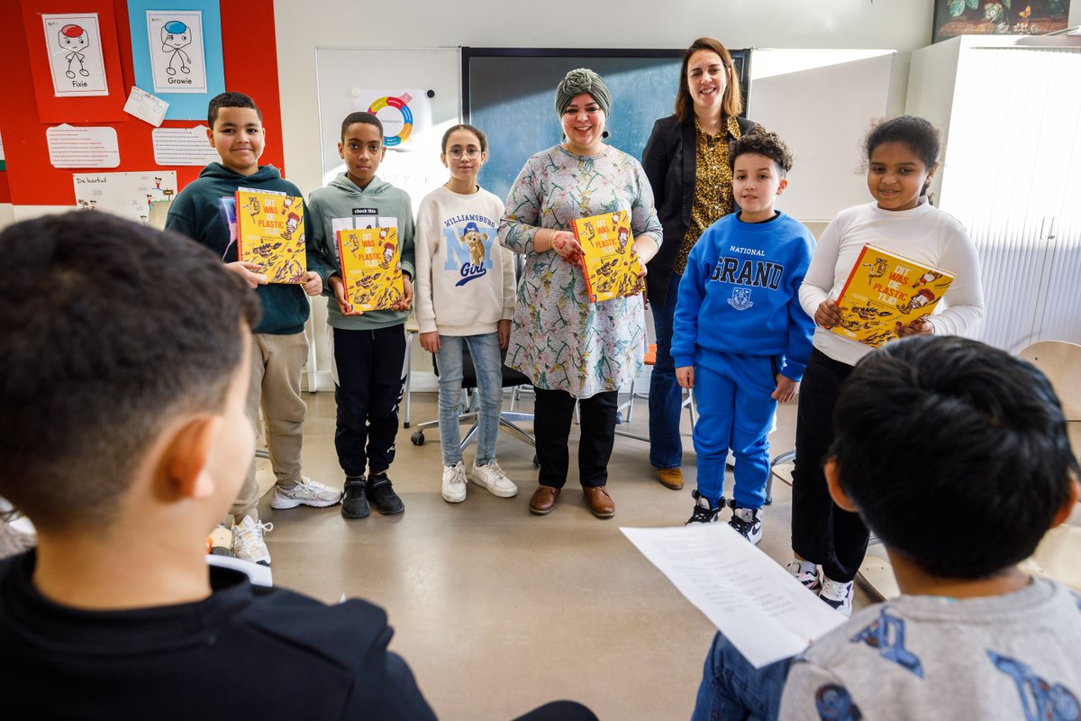 De gemeente Amsterdam wil plasticvervuiling tegengaan. Stadsdeelbestuurder Yassmine el Ksaihi overhandigde gisteren het hoopvolle kinderboek “Dit was de plastic tijd” aan leerlingen van IKC de 7 zeeën. Ook werd samen gesproken over het gebruik van (micro) plastic en zwerfafval.
