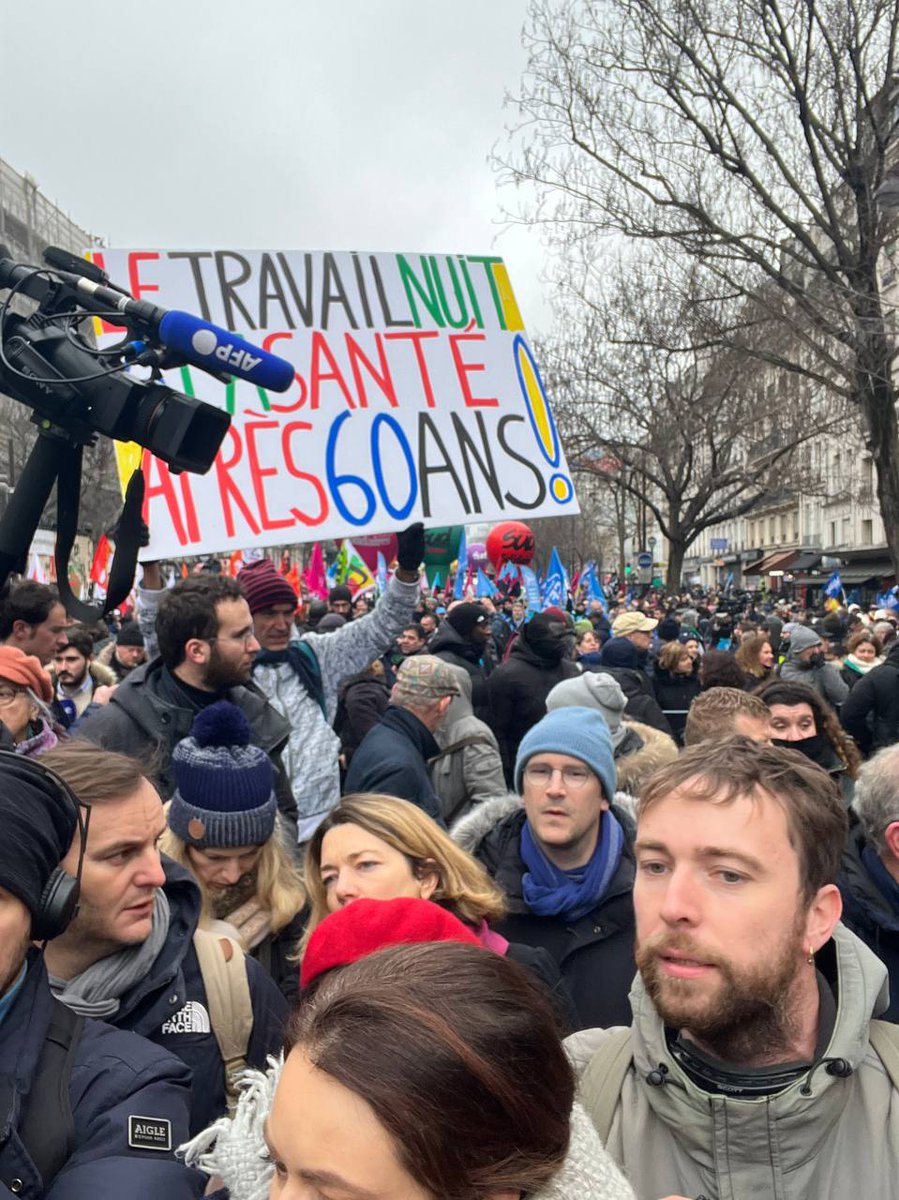 alexiscorbiere's tweet photo. Enorme succès populaire dans toute la France et en particulier à Paris ce 19 janvier...  Unis nous sommes invincibles ! 
Non à la retraite à 64 ans ! https://t.co/RmAdl2QB88
