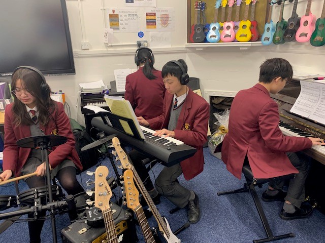 Great to see the concentration of our Year 10 GCSE students practicing on their chosen musical instruments. What a talented group!🎶🎹🎸🥁