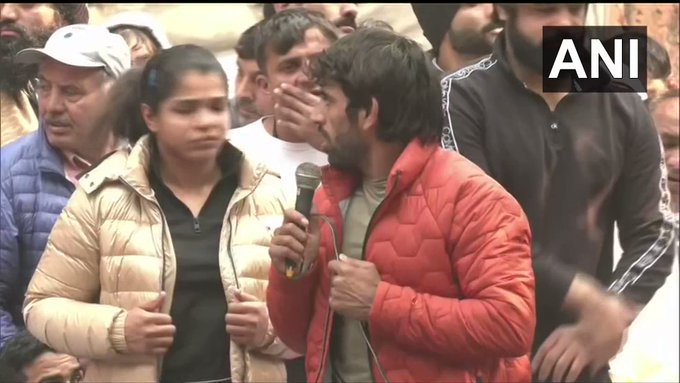 #BreakingNews
Indian wrestler #VineshPhogat accuses WFI chief of sexual misconduct 
CPI(M) leader #BrindaKarat asked to step down from the stage during wrestlers' protest against #WFIPresident at #Jantarmantar in #Delhi.
#BrijBhushanSharanSingh #BajrangPunia