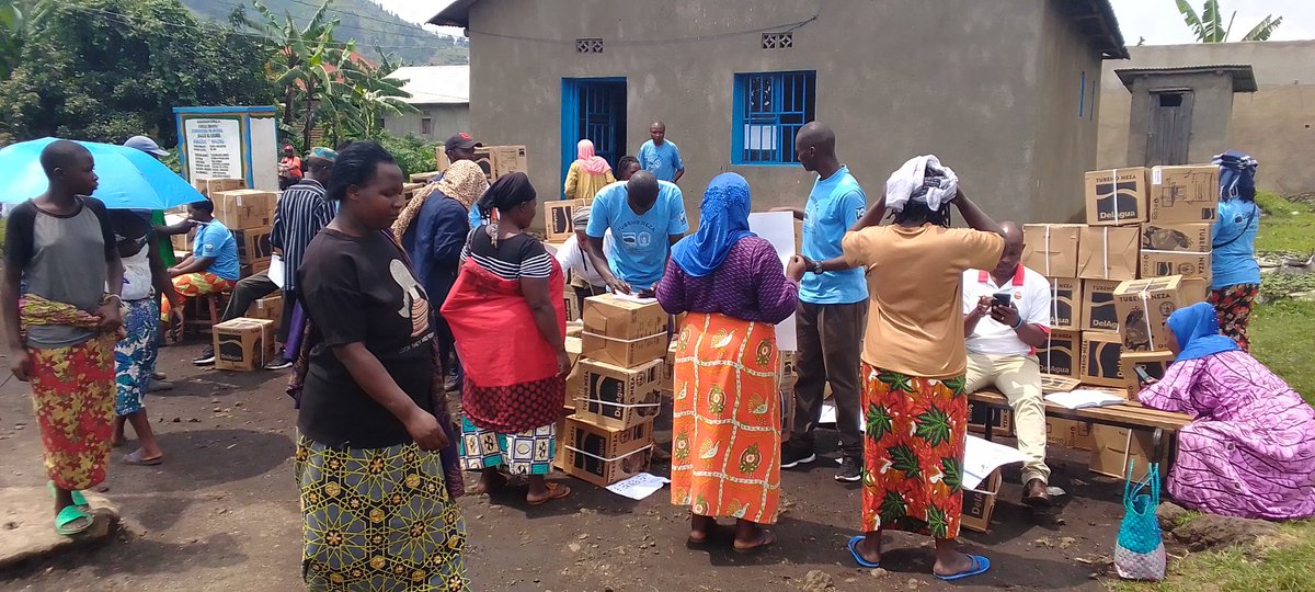 gikombecell2022's tweet photo. Kubufatanye bw'akarere ka @RubavuDistrict ndetse na @Del_Agua hari gutangwa imbabura kubaturage b'umudugudu wa #Bushengo mukagari ka Gikombe. Nimurwego rwo kugabanya ibicanwa no kubungabunga ibidukikije @RubavuSector @harblaise @kambogo1 https://t.co/Y98sDPKxza