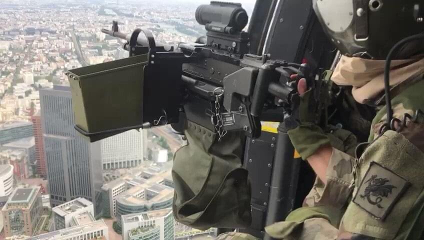 Soldat du 4e RHFS avec la chimère du 1er RPIMa 
source photo : 🤐
#paris #14juillet #1er_RPIMA #4erhfs #forcesspéciales #specialforces #arméedeterre #frenchsas #frenchfs #frenchsf