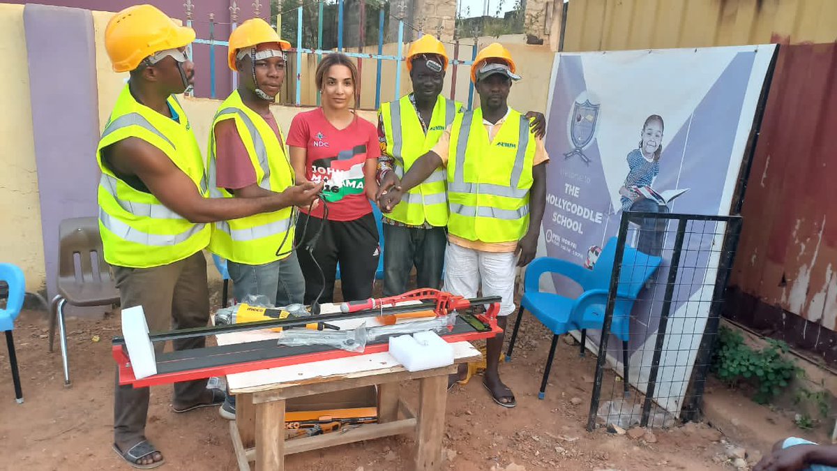LinzyAwuni's tweet photo. “Project Linda” is an initiative to assist- young men and women in Adentan in their businesses, start a business, or learn a skill. This initiative is dear to my heart because it will help reduce unemployment and make young ones self-dependent. 

First beneficiaries in pictures! https://t.co/FkpU7G5Oe7