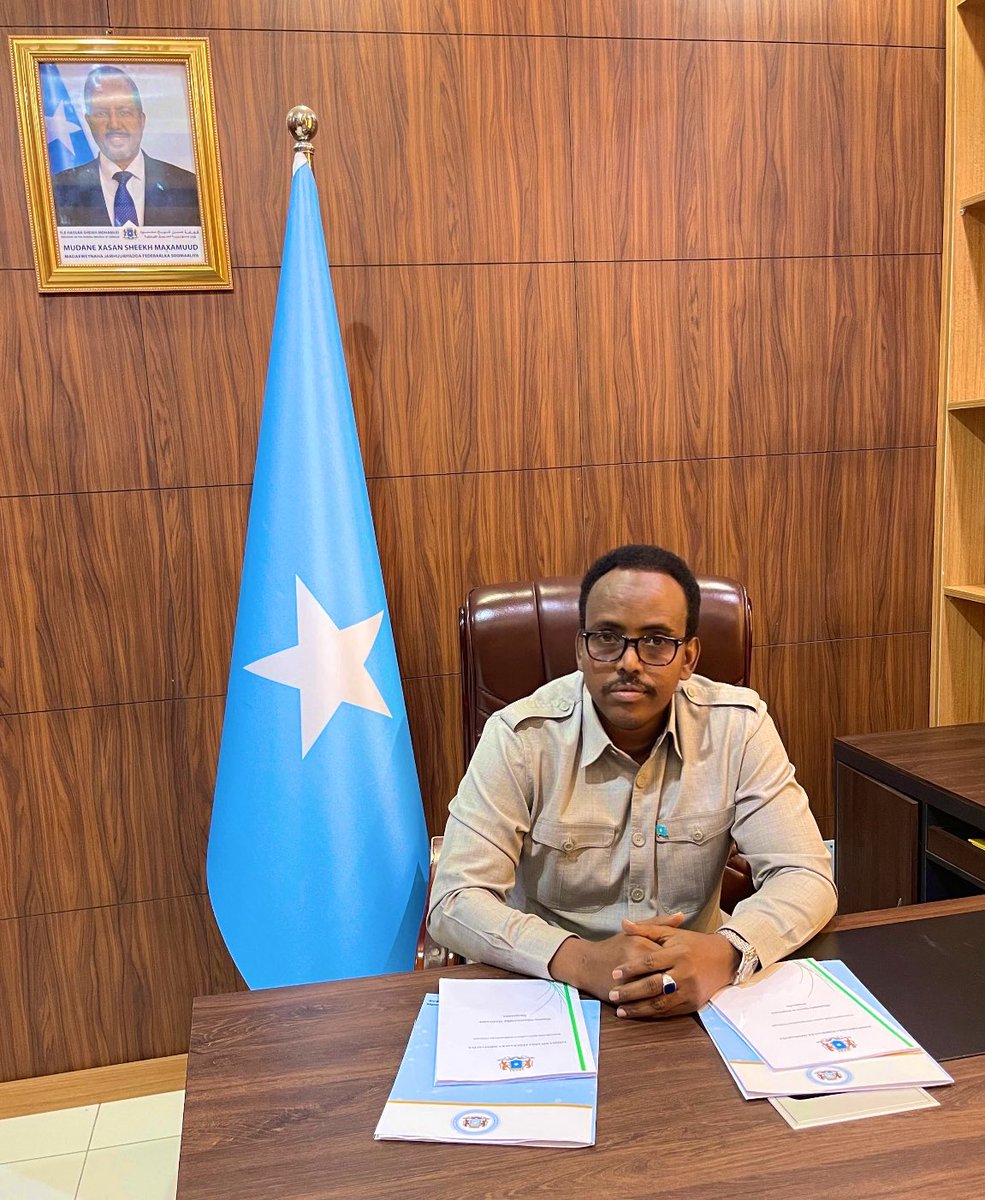 AwHirsiSO's tweet photo. The pleasure in the service of the nation must always outweigh the pressure under which some of us find themselves to operate.

That is what believing in something bigger than you really means. One more hectic day at @MoECC_Somalia HQ. https://t.co/Cxyr9FMMTy