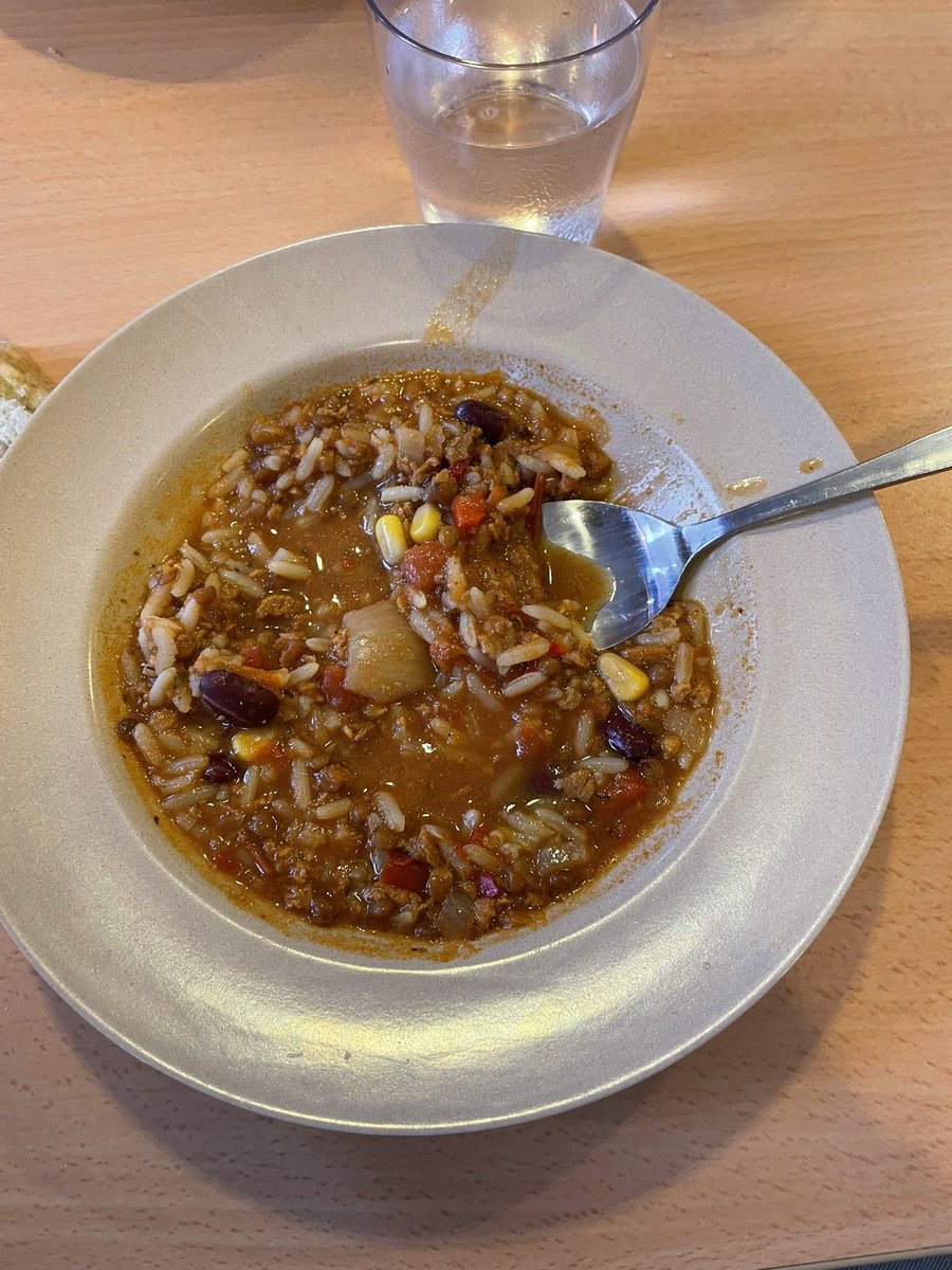 McOskish's tweet photo. Dagens lunch, kopojkesoppa!! #lunch #dagens #kopjke #soppa #bentley #mat #skola #nocco #dubbelhäftandetejp #kolv #zestjärn #fönsterbräda #blottare #pappapersbrandt #tandborstemedtandkrämsomduborstartändernamedhelsttvågångerperdag https://t.co/VeI2Y8nwDP