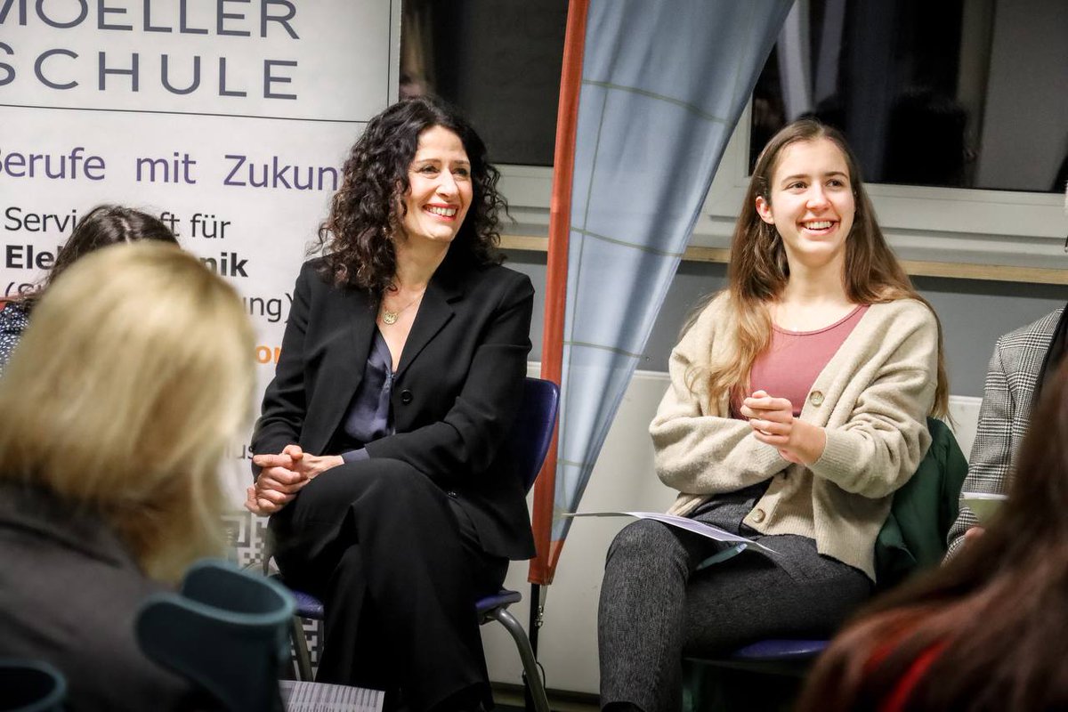 Bettina Jarasch (@bettina_jarasch) on Twitter photo Auszubildende sichern die Zukunft der Unternehmen. Für die #Klimaberufe der Zukunft brauchen wir bessere Ausbildungsmöglichkeiten für Studierende und Azubis. Gestern beim Fachgespräch mit <a href="/KlaraSche/">Klara Schedlich MdA</a>, <a href="/IGMetall_Jugend/">IG Metall Jugend</a> und <a href="/DiverseView/">Filiz Keküllüoğlu 🚴🏽♀️🌻💚</a>. Auszubildende sichern die Zukunft der Unternehmen. Für die #Klimaberufe der Zukunft brauchen wir bessere Ausbildungsmöglichkeiten für Studierende und Azubis. Gestern beim Fachgespräch mit <a href="/KlaraSche/">Klara Schedlich MdA</a>, <a href="/IGMetall_Jugend/">IG Metall Jugend</a> und <a href="/DiverseView/">Filiz Keküllüoğlu 🚴🏽♀️🌻💚</a>.