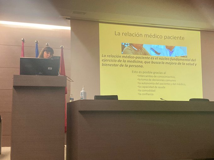 Proyección de la diapositiva "La relación médico paciente"