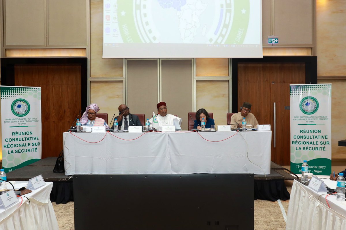 PanelIHNSahel's tweet photo. SEM @IssoufouMhm, ancien Président du Niger, Président du Panel de Haut Niveau sur la Sécurité et le Développement au Sahel a lancé, ce 19/01/23 à Niamey, une réunion consultative régionale des chefs des services de renseignements des pays de la région. https://t.co/vwSBjrwJSm