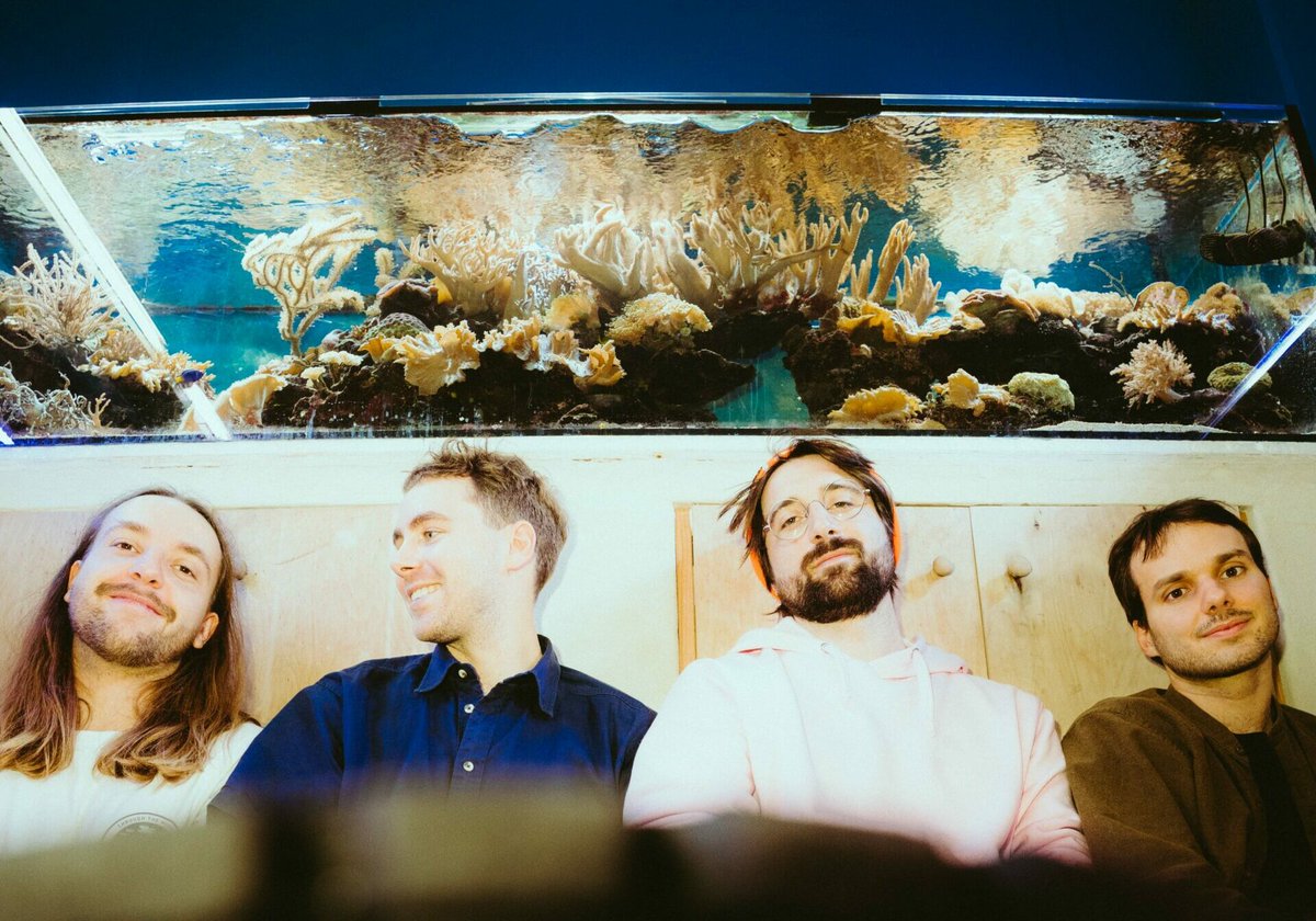 💦 PREMIERE: Mit Binary Sunset neuer Single «Sans Oxygène» auf Tauchgang ins zu warme Schwimmbecken, da wo sich ungeheuerliche Meeresbewohner und bakterielle Erreger gute Nacht sagen.

🐟 Song- und Videopremiere jetzt auf dem Blog: orangepeel.ch/2023/01/premie…
