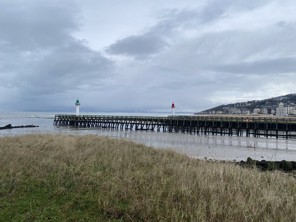 crocros's tweet photo. #jeudiphoto ce qui est bien dans le #Calvados c’est que tu peux passer de la campagne à la mer en deux temps trois mouvements.
#normandie #nofilter #deauville #trouville #paysdauge https://t.co/MkhGAXc21i