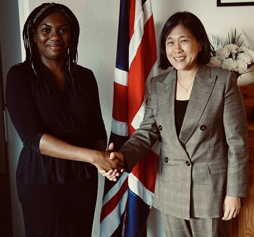 🇬🇧🇺🇸 A productive discussion with <a href="/AmbassadorTai/">Ambassador Katherine Tai</a> at #Davos yesterday. We agreed to keep up a close dialogue on the impact of the Inflation Reduction Act as I expressed the UK’s very serious concerns about a global subsidies race.
