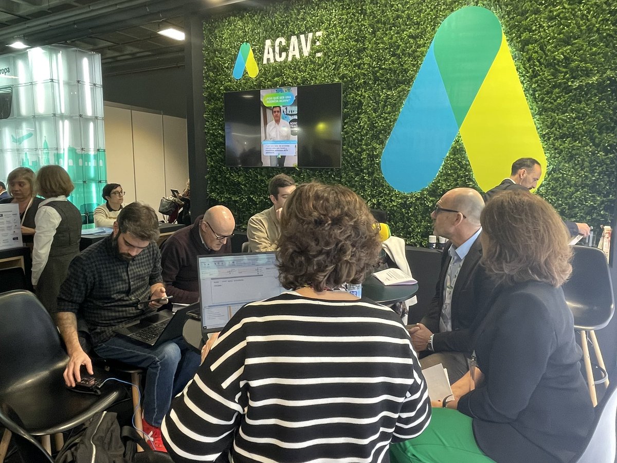 ACAVe_travel's tweet photo. Rueda de Prensa en el stand de @ACAVe_travel en @fitur_madrid presentando las previsiones de nuestras #agenciasdeviajes para la temporada 2023 y la posición de @ACAVe_travel sobre la entrada en vigor del Real Decreto 933/2021.
#previsiones #agenciasdeviajes #defensasectorial https://t.co/RK4A8xhnZL