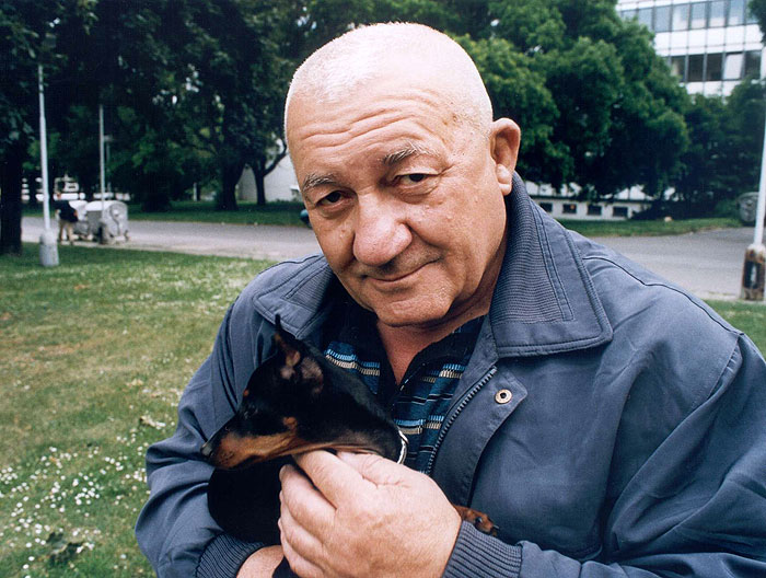 Mam tu takovy nevyuzity desktop stroj:
AMD Ryzen, 1T SSD, 32GB RAM.

Je asi 5 let stary a tenkrat to vyslo na 18 bez DPH.

Nechce to nekdo tak za pulku na takove to domaci serverovani?