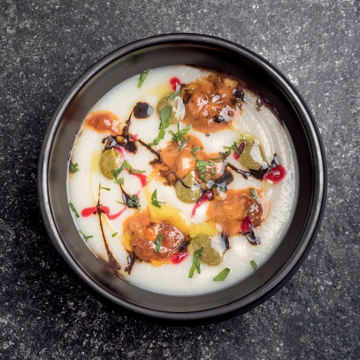 Ricetta della settimana – Crema di #cavolfiore, riccio di mare e #pistacchio di <a href="/stefanomasanti/">stefano masanti</a> e <a href="/stefanociabarri/">Stefano</a> dalle pagine di “Vasocottura” / Foto: Olivier Maupas  - Scopri di più: tinyurl.com/4e3z683k