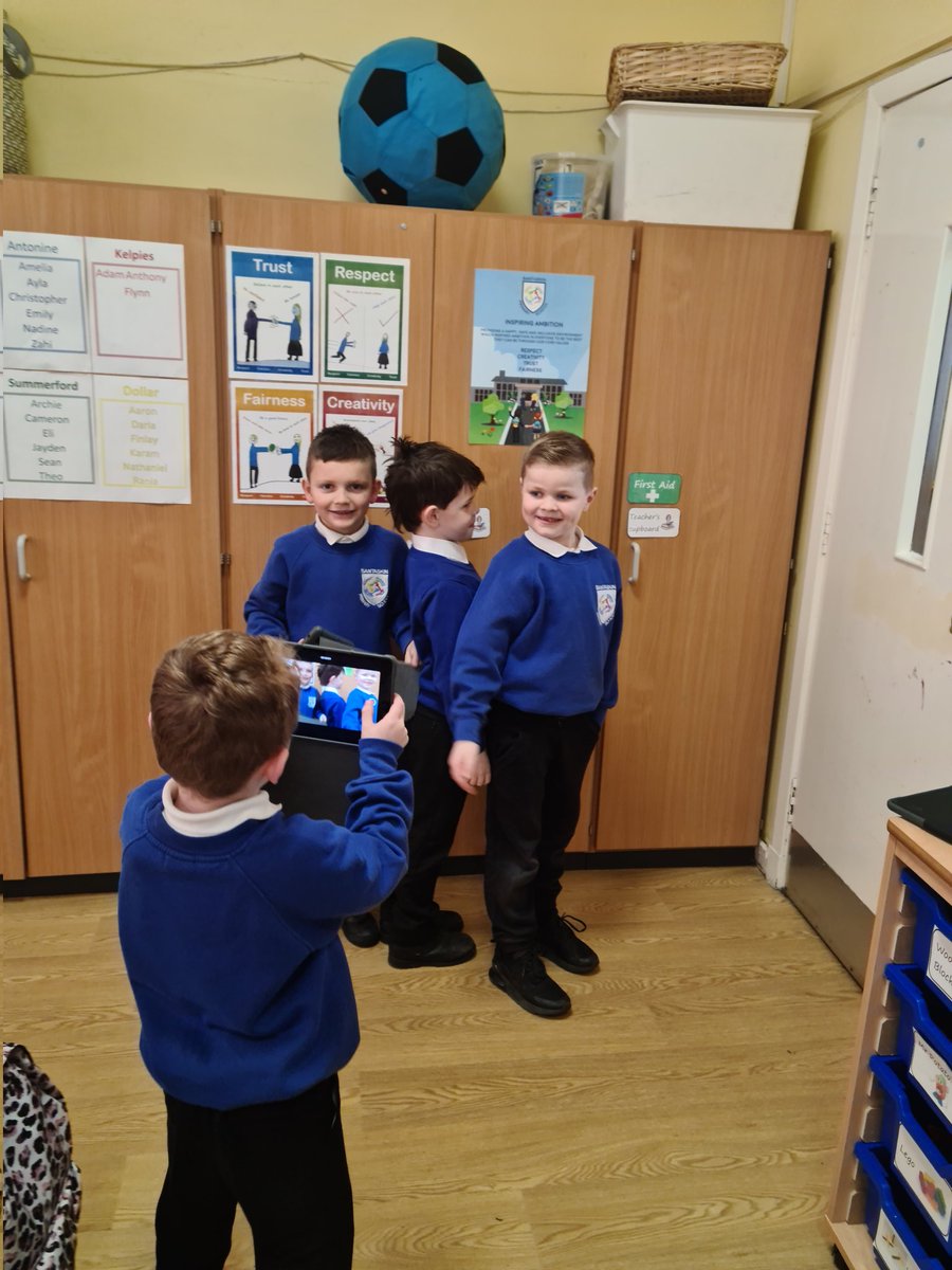 mrsmitchell_l's tweet photo. We are using the ipads to find and photograph things with ue in them, then use mark up to spell the words #bantlitercy #banttech @ConnectedFalk https://t.co/E2RDOnwAhk