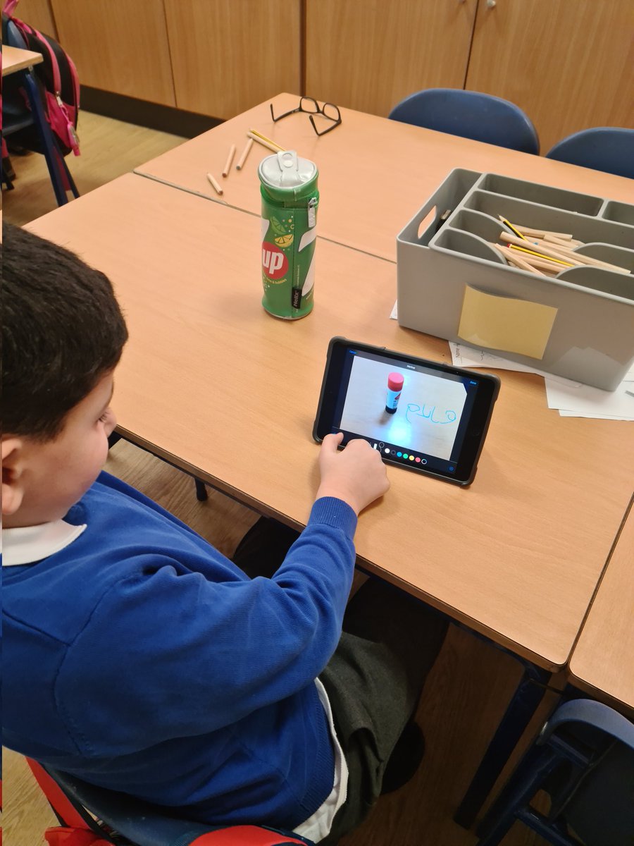 mrsmitchell_l's tweet photo. We are using the ipads to find and photograph things with ue in them, then use mark up to spell the words #bantlitercy #banttech @ConnectedFalk https://t.co/E2RDOnwAhk