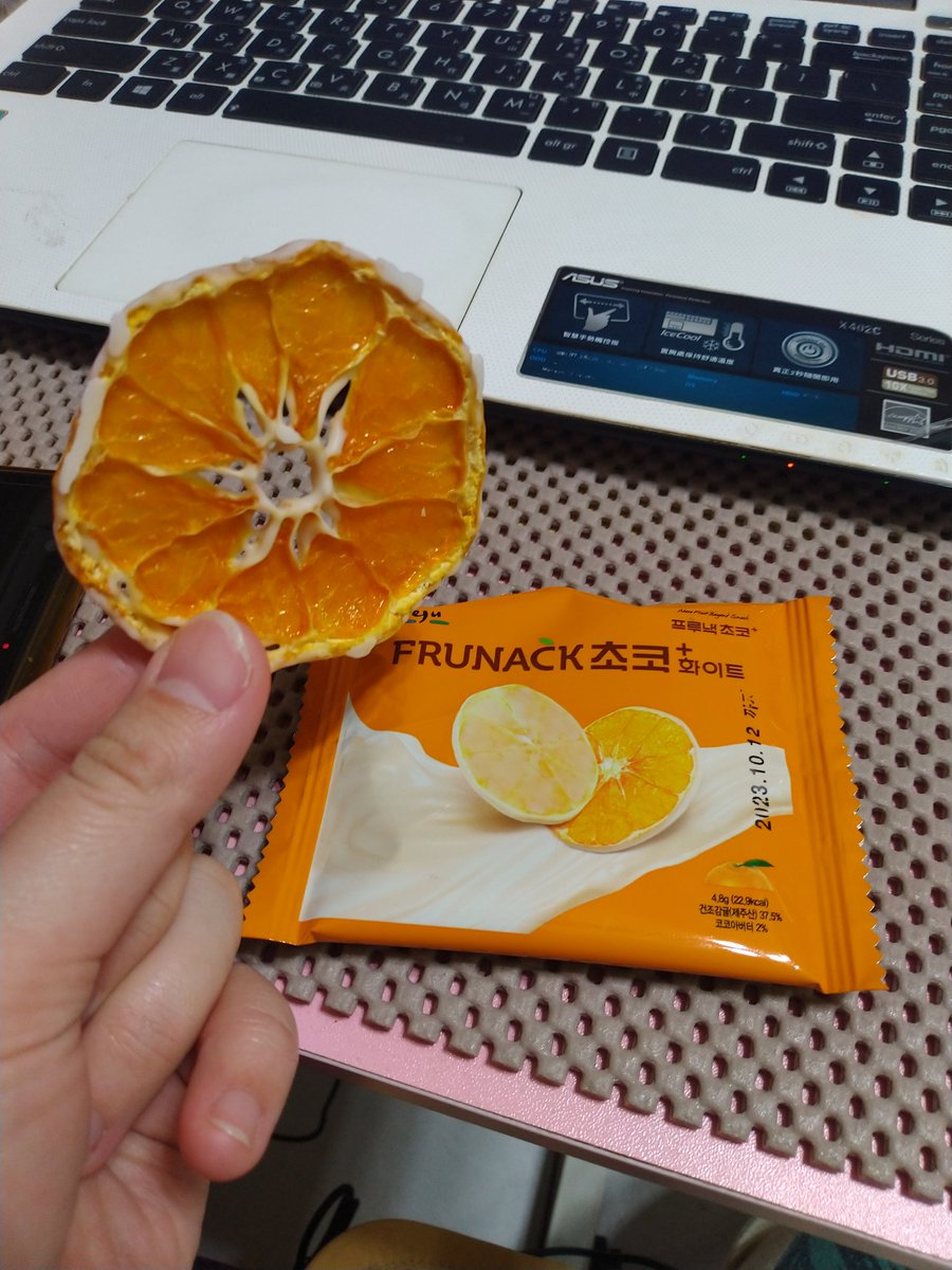 TzuTing12's tweet photo. 繼續補充👏
橘子巧克力真的是橘子！！
really橘子裹上巧克力醬內種🤤
不是巧克力裡面的內陷是橘子醬
口味偏酸因為是真的橘子本人
-
拉麵拌飯即食包
辣牛肉出乎意料沒味道
反而是海鮮很有味道
泡菜也OK，所以個人偏愛泡菜跟海鮮
-
左上的辣牛肉湯麵
個人覺得還是碗裝比較好吃
可能自己煮抓不好水量 https://t.co/D86olyyORd