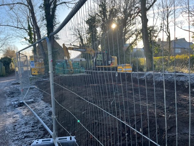 DeTom48's tweet photo. If you’re wondering what’s happening at #BrewerySluice in #Sandwich Contractors are on site fitting a new #WeedScreen hopefully there won’t be too much disturbance
If you have any concerns please call 0800807060 @EnvAgencySE @ADA_updates https://t.co/dJGgX8Pvul
