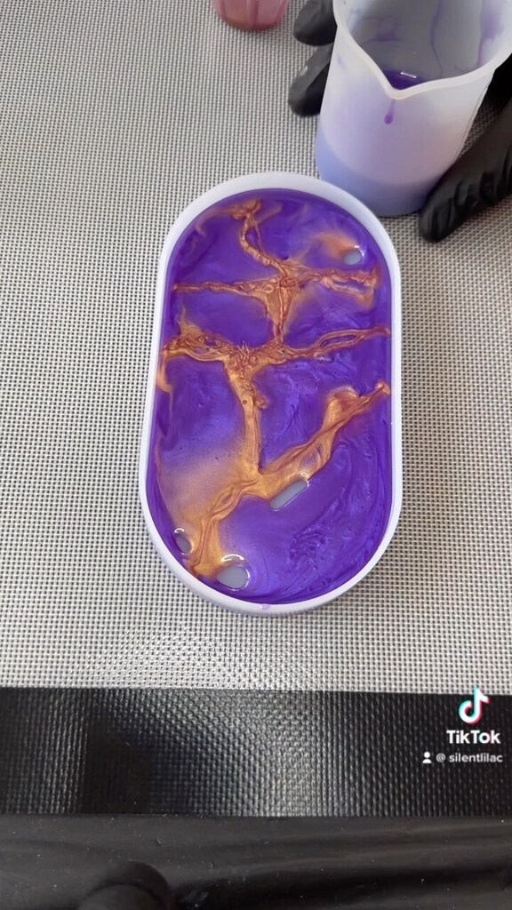 Well I’m BACK!! Took some time off to spend holidays with my husband 🥰 And apparently I’ve forgotten how to resin. Cos while I had high hopes for this tray…the exo-thermic reaction that causes resin to heat up and cure…surprised me to say the least 😅… instagr.am/reel/CnmAmxWKT…